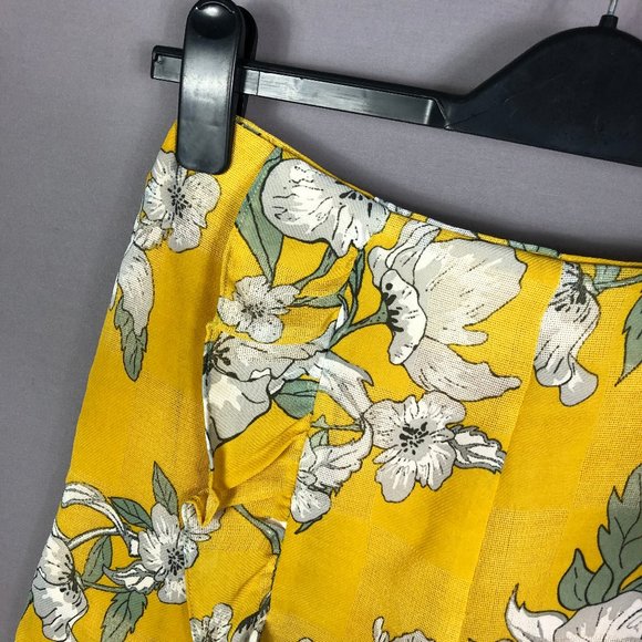 Chriselle x J.O.A. Floral Ruffle Front High Waist Short Size Small - Picture 3 of 9